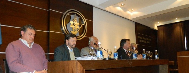 Presenta los estudios de Maíz y sector foresto-industrial