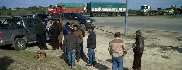 El campo finaliza su protesta en el puente Victoria-Rosario