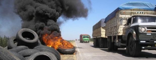 Camioneros se movilizan en los tres accesos de Entre Ríos