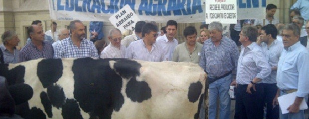 Con una vaca y un exabrupto, el campo protestó