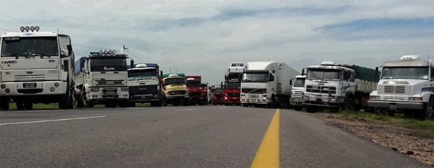 Un grupo de camioneros realiza una protesta en la ruta 14