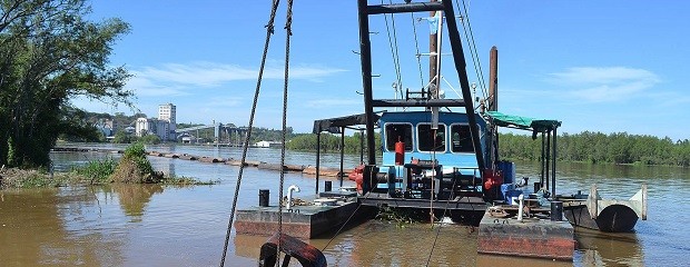 La draga ya comenzó con el corte de la isla