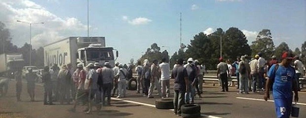 Trabajadores del citrus cortan la Autovía 14 