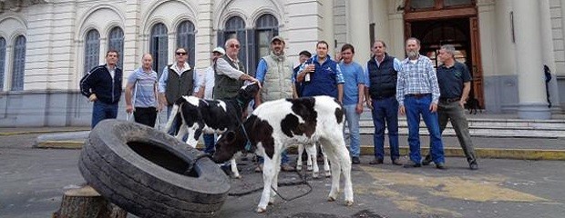 Tercer día del acampe en la puerta de la Casa de Gobierno