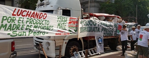 Protesta en Plaza de Mayo, productores reparten yerba