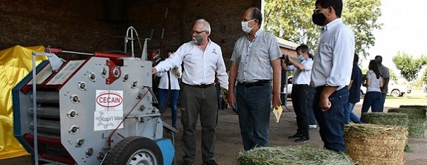 INTA presentó una rotoenfardadora para pequeños productores