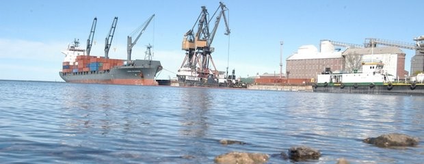 Bahía Blanca: hay 10 buques esperando cargar granos y malta