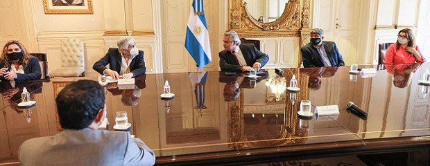 Fernández se reunió con referentes del transporte de cargas