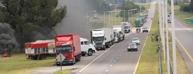 El corte de rutas de transportistas tiene en jaque a Bs As