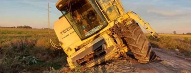 Cosechadora cayó en una alcantarilla de un camino rural