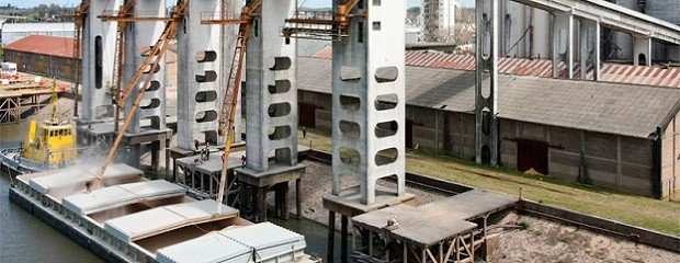 Puerto recuperó elevador de granos y ya carga barcazas