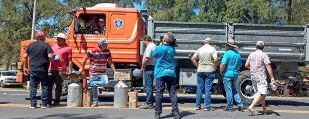 Tamberos entrerrianos protestan en la ruta y regalan leche