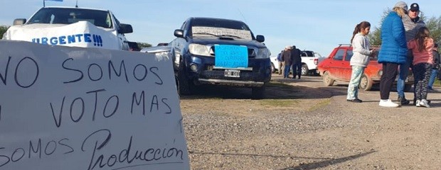 Cortan ruta reclamando por ripio que une Viale con Maciá