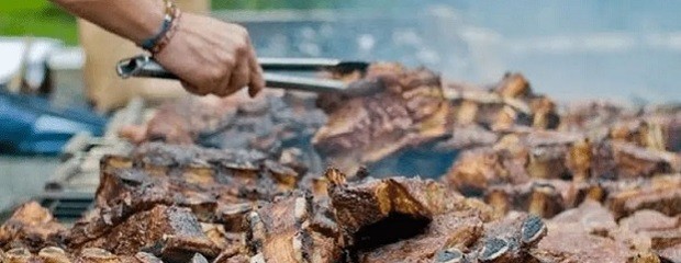 Carne, una pasión argentina: el libro que presentó Pigna 